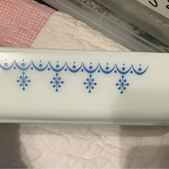 Pyrex Milk Glass Baking Dish in Snowflake Blue 1972 Pristine - Picture 5 of 9